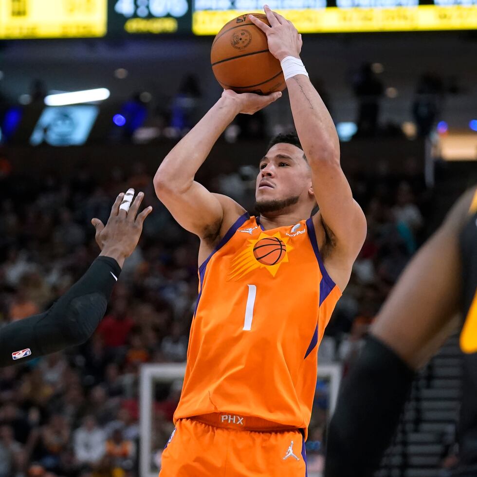 Devin Booker, base de los Suns de Phoenix, anotó 33 puntos contra el Jazz de Utah.