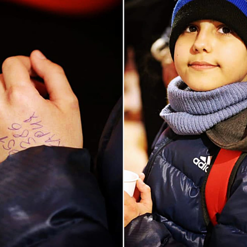 Los padres del niño se quedaron en Ucrania. En la imagen muestra la mano donde tenía el número de teléfono.