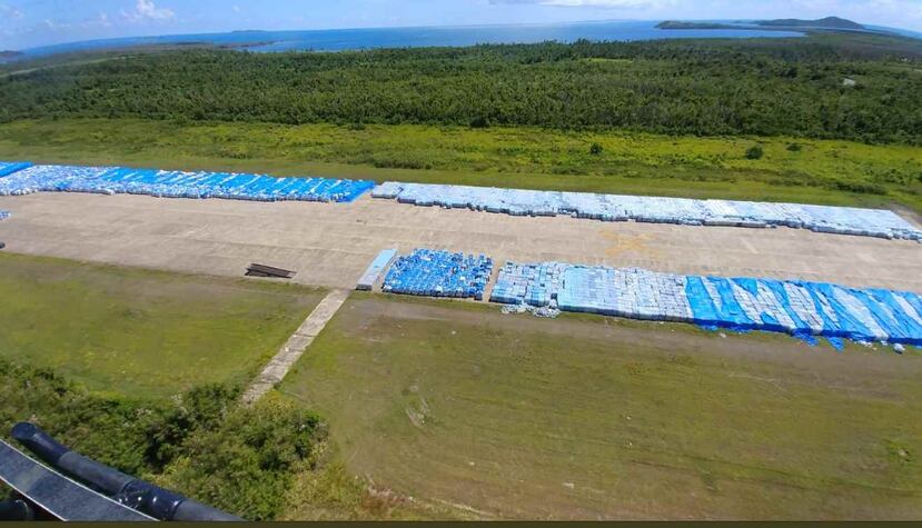 En el aeropuerto se observan varias cajas de agua que han colapsado y están tiradas en el piso. (Foto: Abdiel Santana)