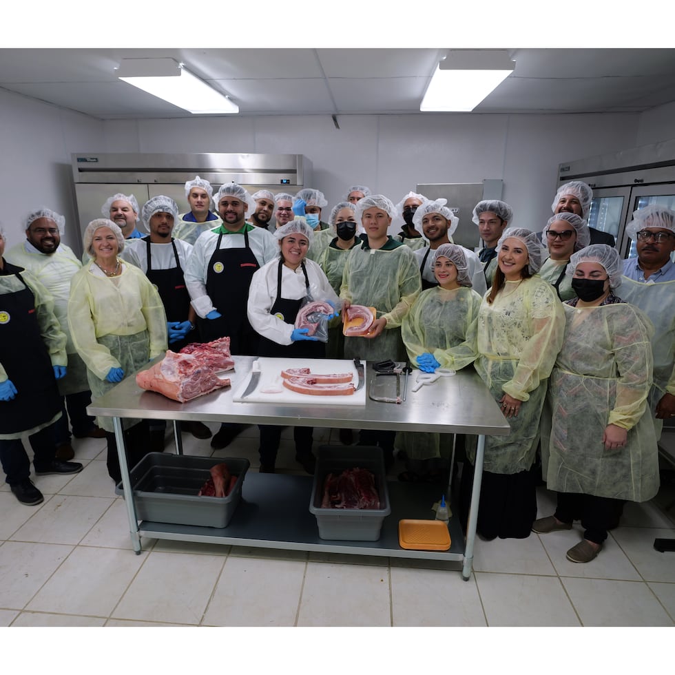 En colaboración con el Departamento de Educación, supermercados Selectos retomó la creación del Programa de Cortes y Confección de Carnes (tablajería).