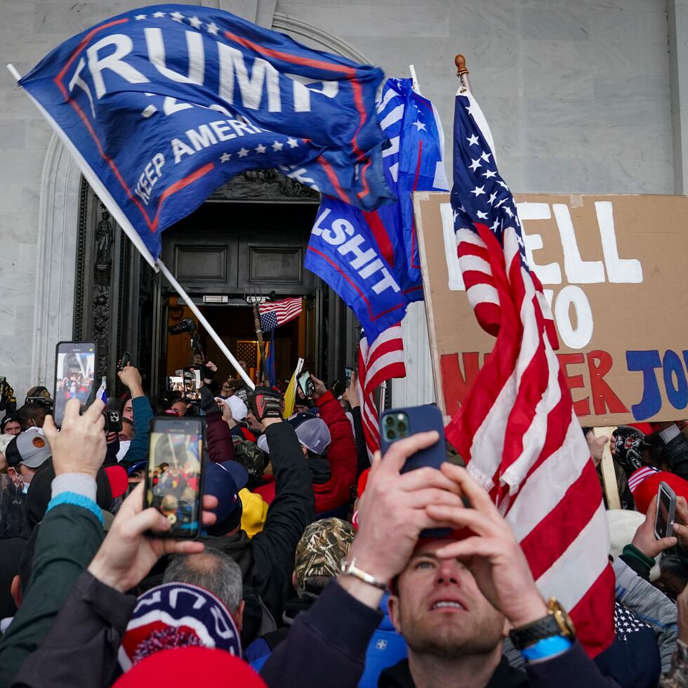 A diferencia del exasesor político del expresidente de los Estados Unidos, su entonces jefe de despacho entregó documentos y espera ofrecer una declaración inicial al comité que investiga la revuelta ocurrida a principio de año.