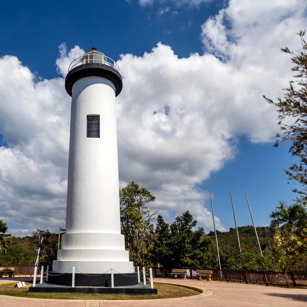 El Faro de Punta Higüera, en Rincón, consgtruido originalmente en 1892, fue restaurado en 1993 y convertido en un parque pasivo con museo marítimo, cafetería, bohíos y miradero para observar las ballenas y la isla Desecheo.
