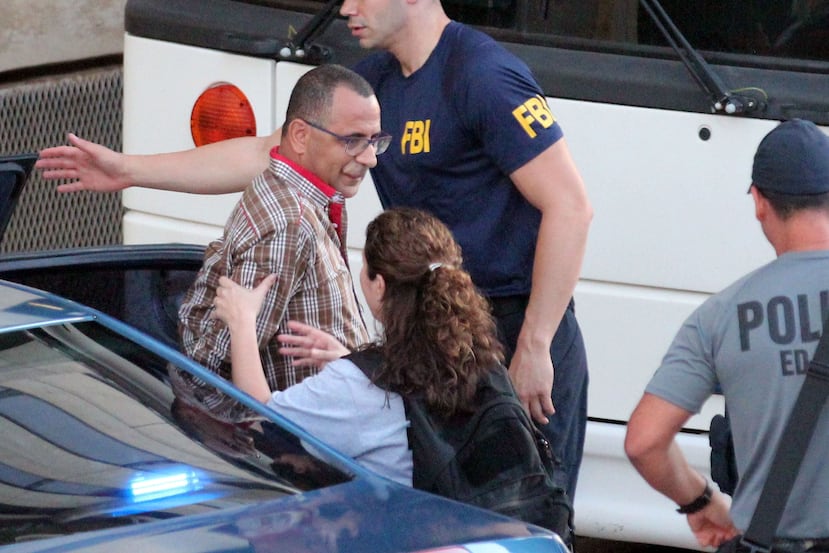 El senador Abel Nazario cuando fue trasladado por agentes del Negociado Federal de Investigaciones al Tribunal Federal de distrito.