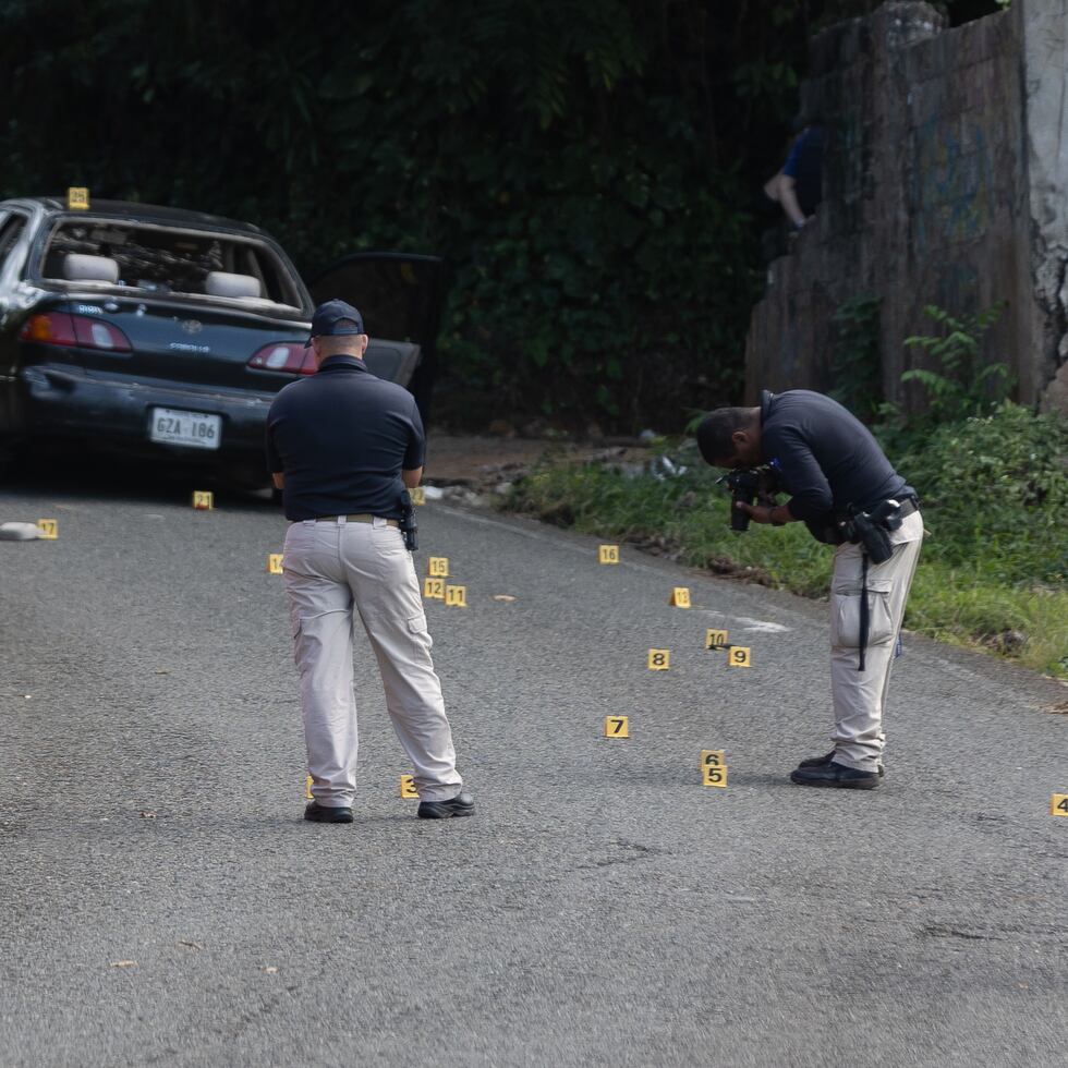 Investigación en la escena donde ocurrió la balacera.