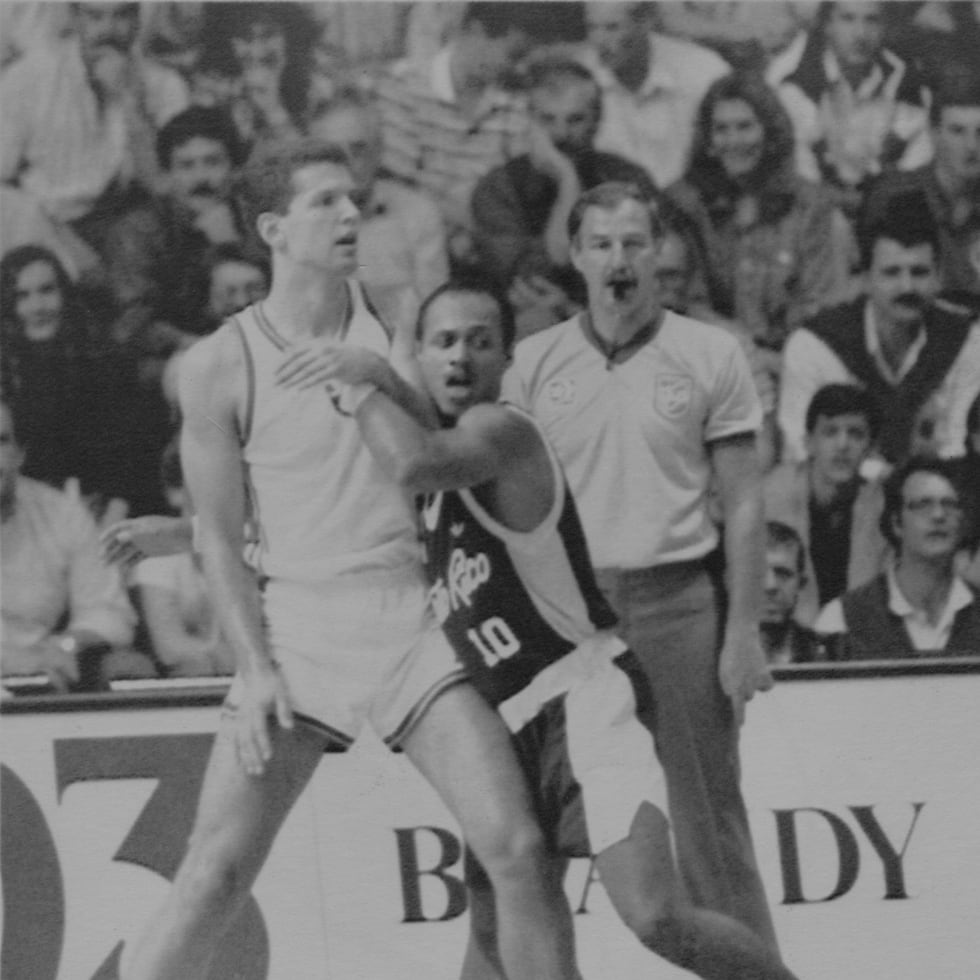 Drazen Petrovic, aquí defendido por el boricua Angelo Cruz, durante el Mundial de Argentina 1990. El croata, jugando en aquel entonces con Yugoslavia, anotó 23 puntos en el revés ante Puerto Rico.