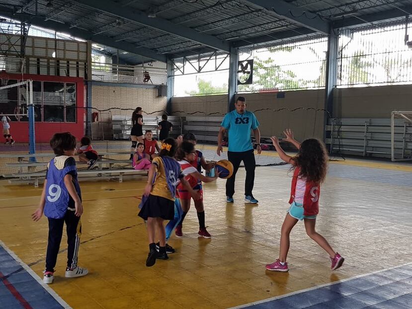 En el torneo de este año jugarán alumnos desde tercer grado hasta cuarto año en las ramas femenina y masculina. (Facebook.com / Baloncesto 3x3 Puerto Rico)