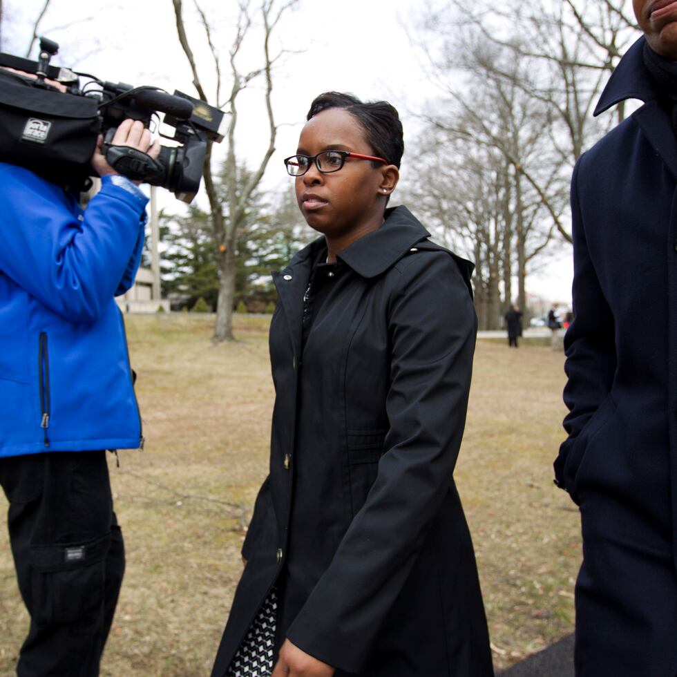 La sargento Alicia White, una de seis policías acusados en relación a la muerte de Freddie Gray, se retira de una Corte de Apelaciones en Annapolis, Maryland, el 3 de marzo de 2016.