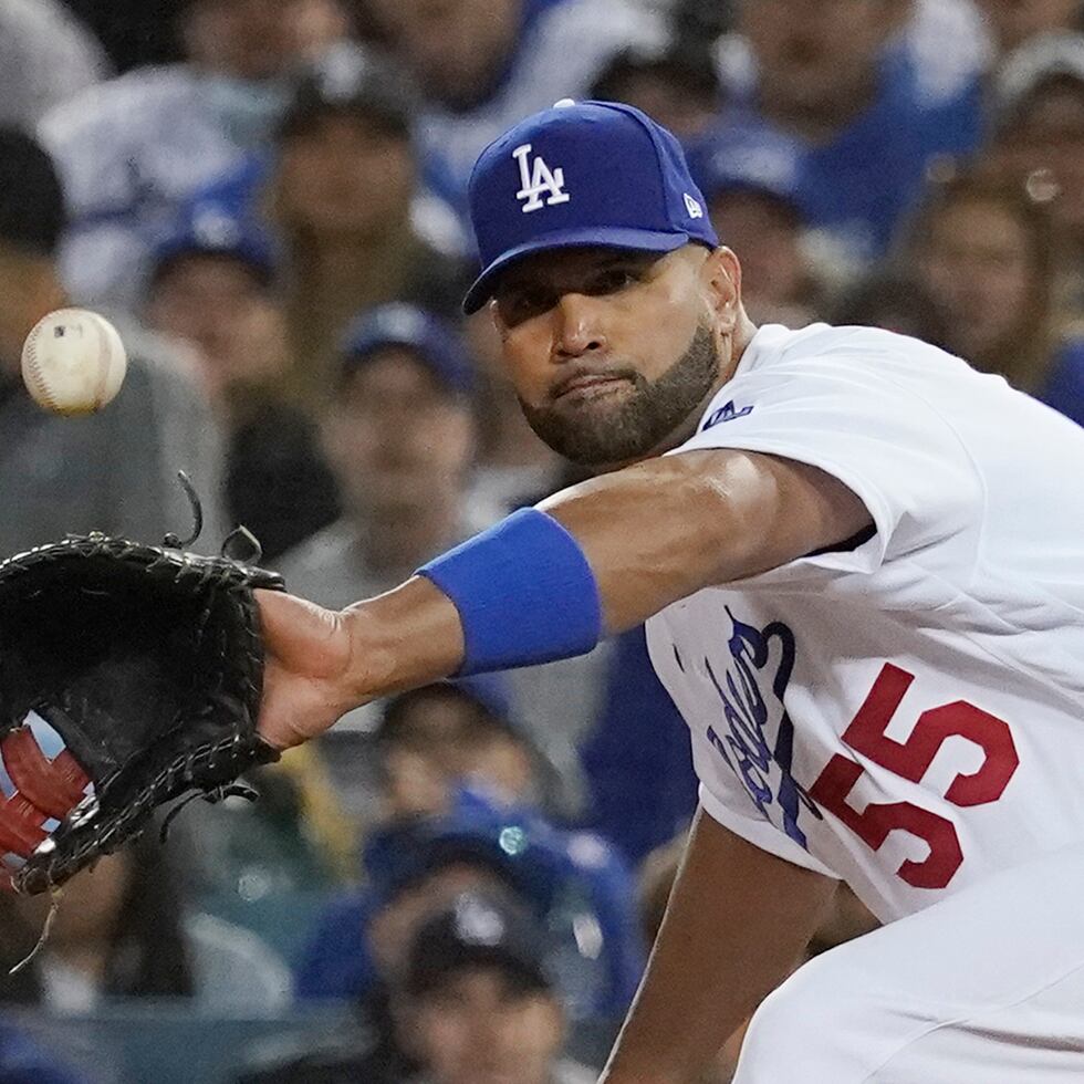 El primera base de los Dodgers de Los Ángeles, Albert Pujols, se queda con la pelota en una roleta de Alex Wood, de los Giants de San Francisco, en el tercer inning del tercer partido de la serie divisional por la Liga Nacional de Grandes Ligas.