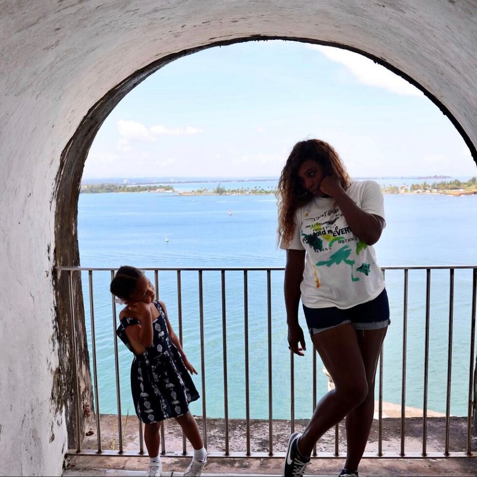 Serena Williams posa junto a su hija, Olympia, en el Viejo San Juan.