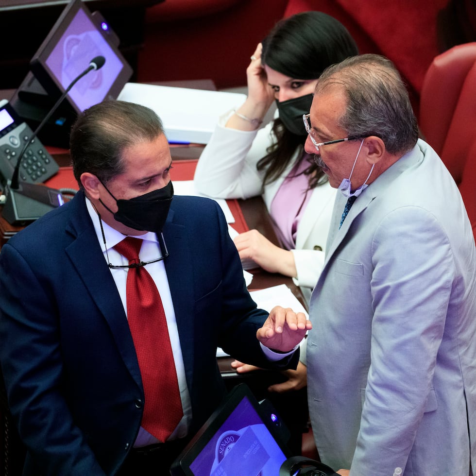 En la foto, José Luis Dalmau, presidente del Senado y autor de la medida, y Juan Zaragoza, presidente de la Comisión de Hacienda.