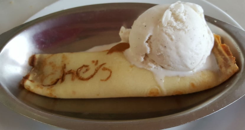 En el restaurante Che's, uno de los postres favoritos de los comensales son las crepas rellenas con dulce de leche acompañado de mantecado. (Suministrada)