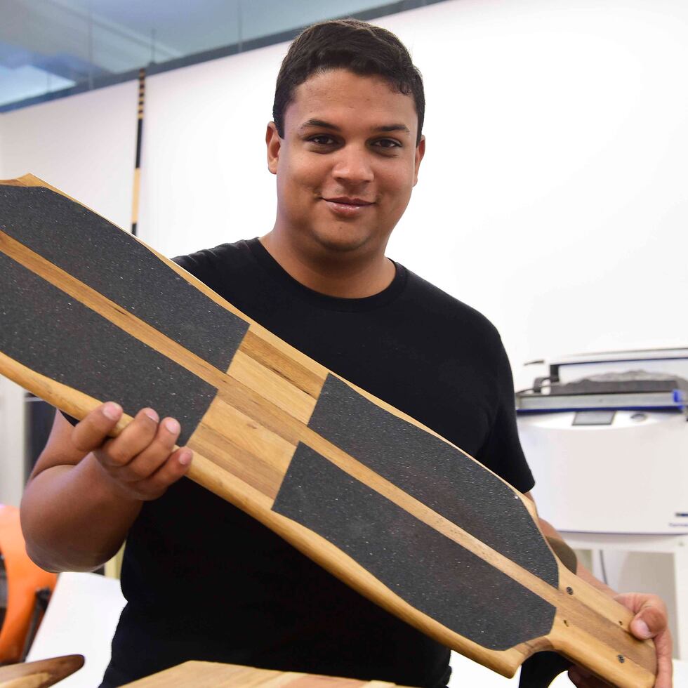 Las patinetas de la línea Perception son creadas con madera de árboles autóctonos como el cedro, el roble y la caoba.