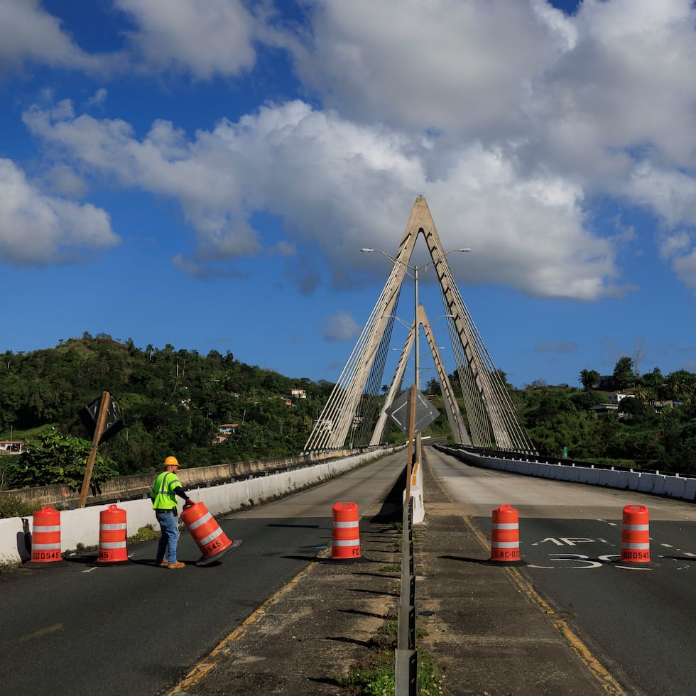 Al momento, el puente atirantado de Naranjito se mantiene cerrado debido a vicios de construcción.