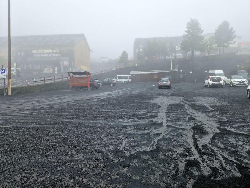 El volcán Etna registró una nueva erupción  y dejó la zona llena de cenizas.