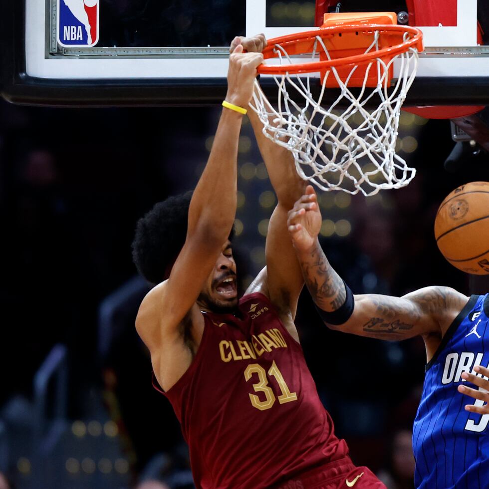 Jarrett Allen (31), de los Cavaliers de Cleveland, clava el balón en contra de Paolo Banchero (5), del Magic de Orlando.