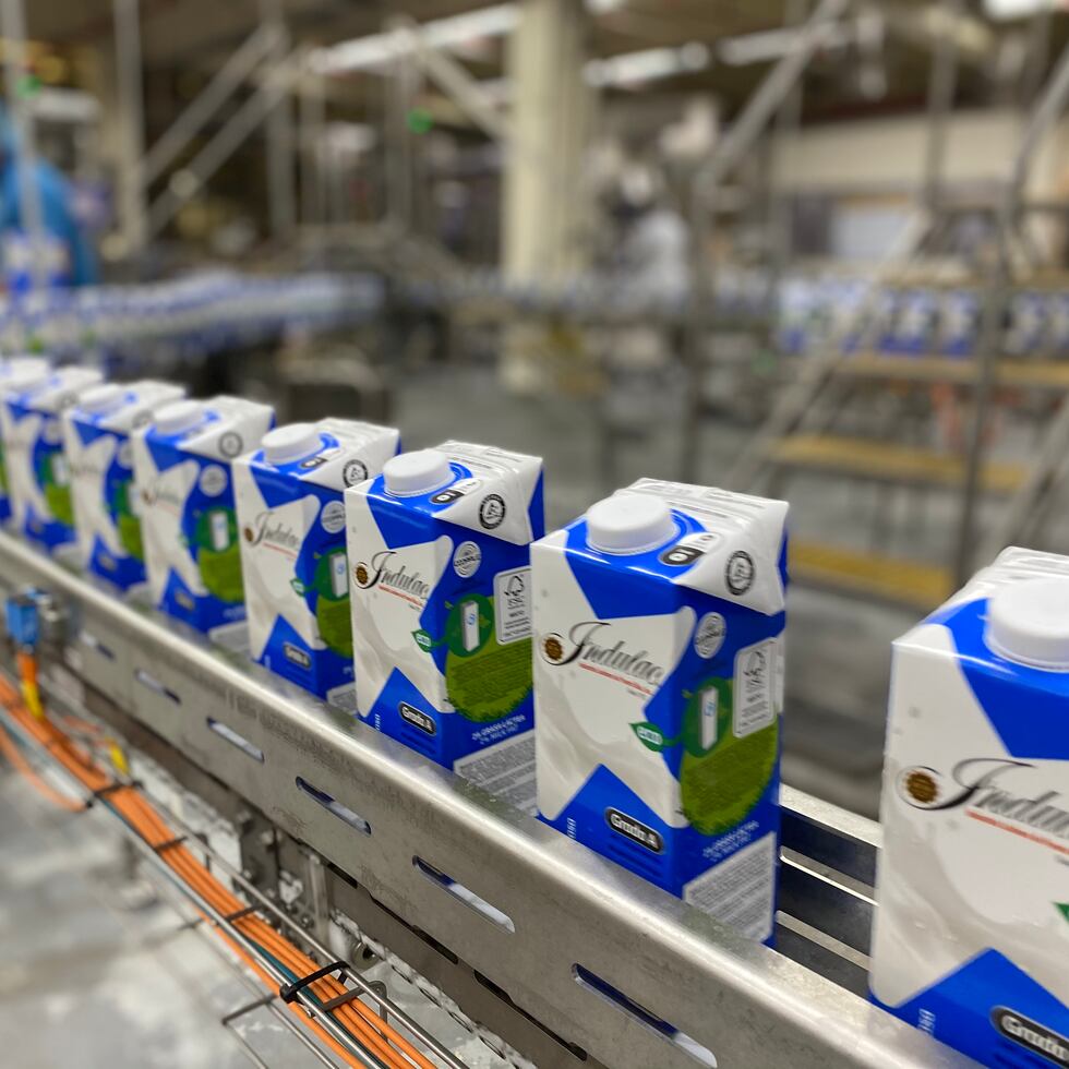 La Cooperativa de Productores de Leche (COOPPLE), empresa matriz de INDULAC, agrupa sobre el 70% de los ganaderos de Puerto Rico.