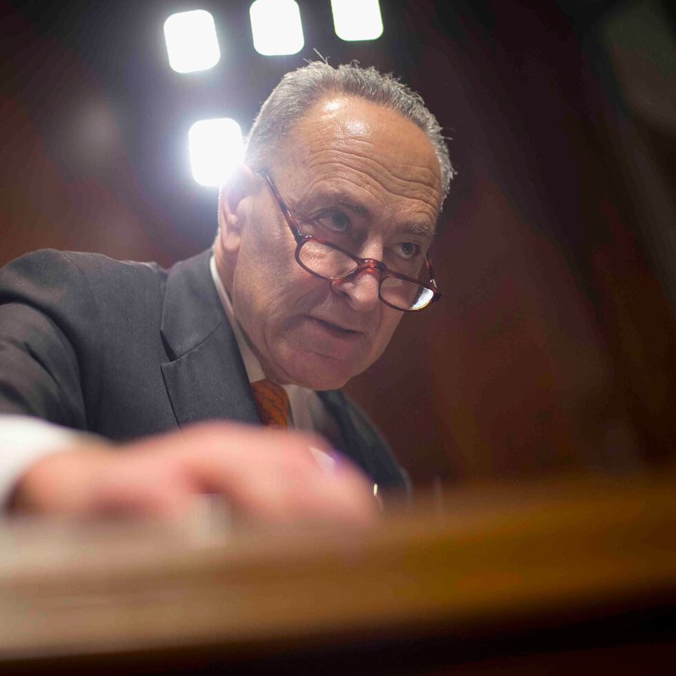 El líder de la mayoría demócrata del Senado, Charles Schumer (Nueva York), intentó hoy que la minoría republicana diera consentimiento unánime para votar sobre una moción que eleve el techo de la deuda federal hasta diciembre de 2022.