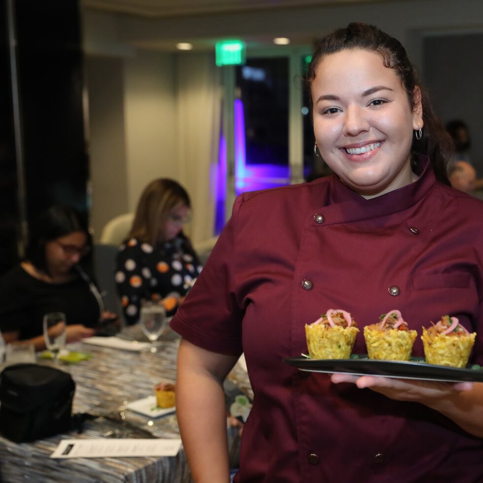 La chef Iliana Cotto muestra una de sus creaciones.