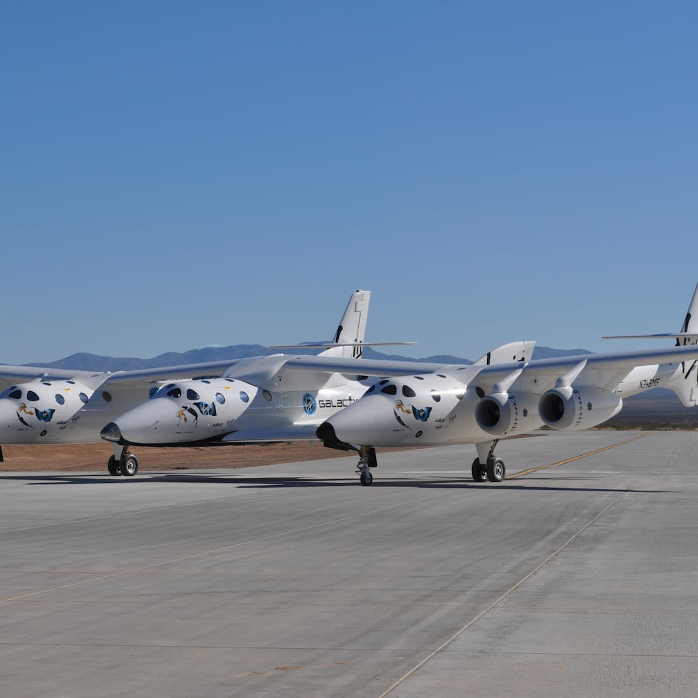 El avión de fuselaje doble White Knight transporta a la nave VSS Unity (en el medio) a una altura de sobre 50,000 pies y luego la libera. El VSS Unity luego enciende su motor de cohete para llegar hasta el borde entre la atmósfera y el espacio de 264,000 pies, según lo define la NASA y la milicia estadounidense.