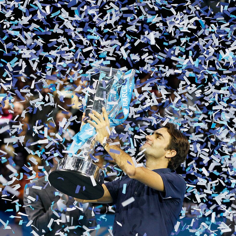 Roger Federer alza el trofeo de campeón luego de vencer al francés Jo-Wilfried Tsonga en la final de sencillos en las ATP World Tour Finals, en la Arena O2 de Londres en noviembre de 2011.