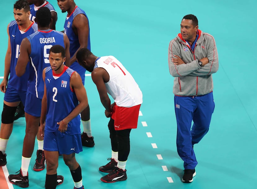 El dirigente de la selección de voleibol de Cuba, Nicolás Vives (der.), favorece el regreso de los jugadores al programa nacional.