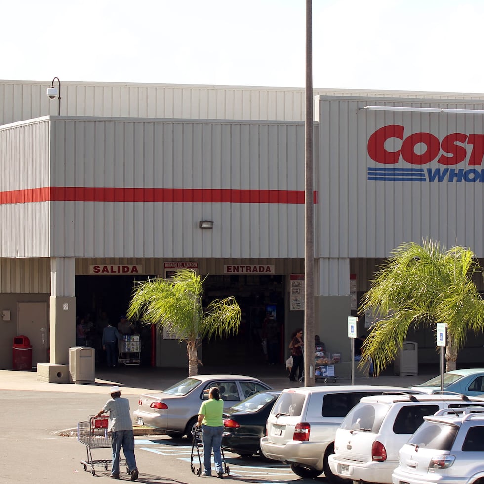 Costco tiene tiendas en Caguas, Carolina y dos Bayamón, a la vez que planifica construir una tienda en Ponce.