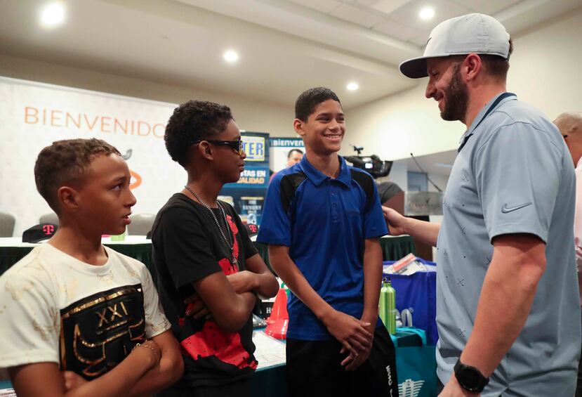 En la foto, los estudiantes Xavier Malavé y Johan Félix junto a Barea.