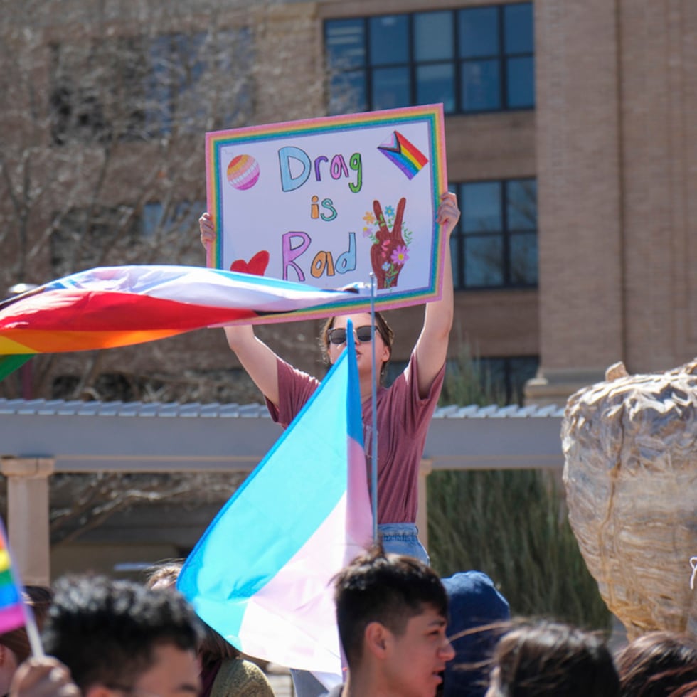 Más de 50 personas se reunieron el martes 21 de marzo de 2023 en la Universidad West Texas A&M en Canyon, Texas, para protestar por la decisión del presidente de la universidad de cancelar un espectáculo drag en el campus.