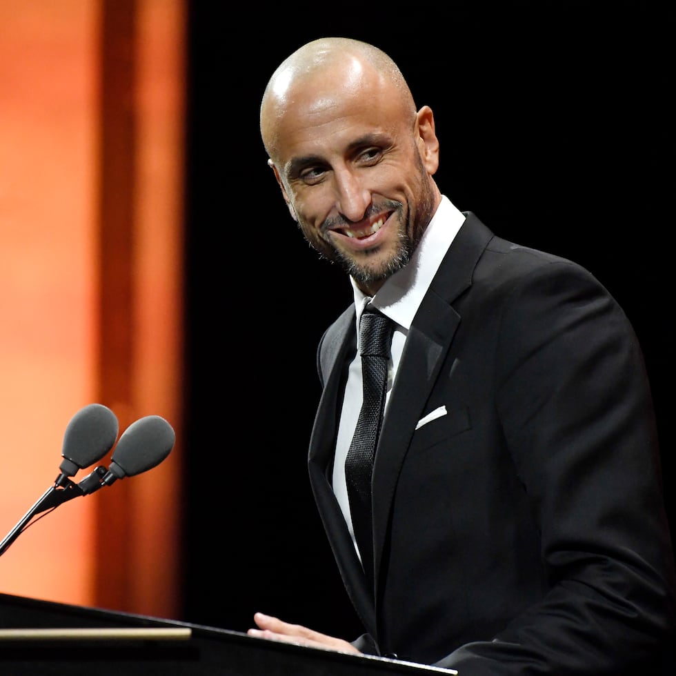 El argentino Manu Ginóbili habla durante la ceremonia en que se le exaltó como nuevo miembro del Salón de la Fama.