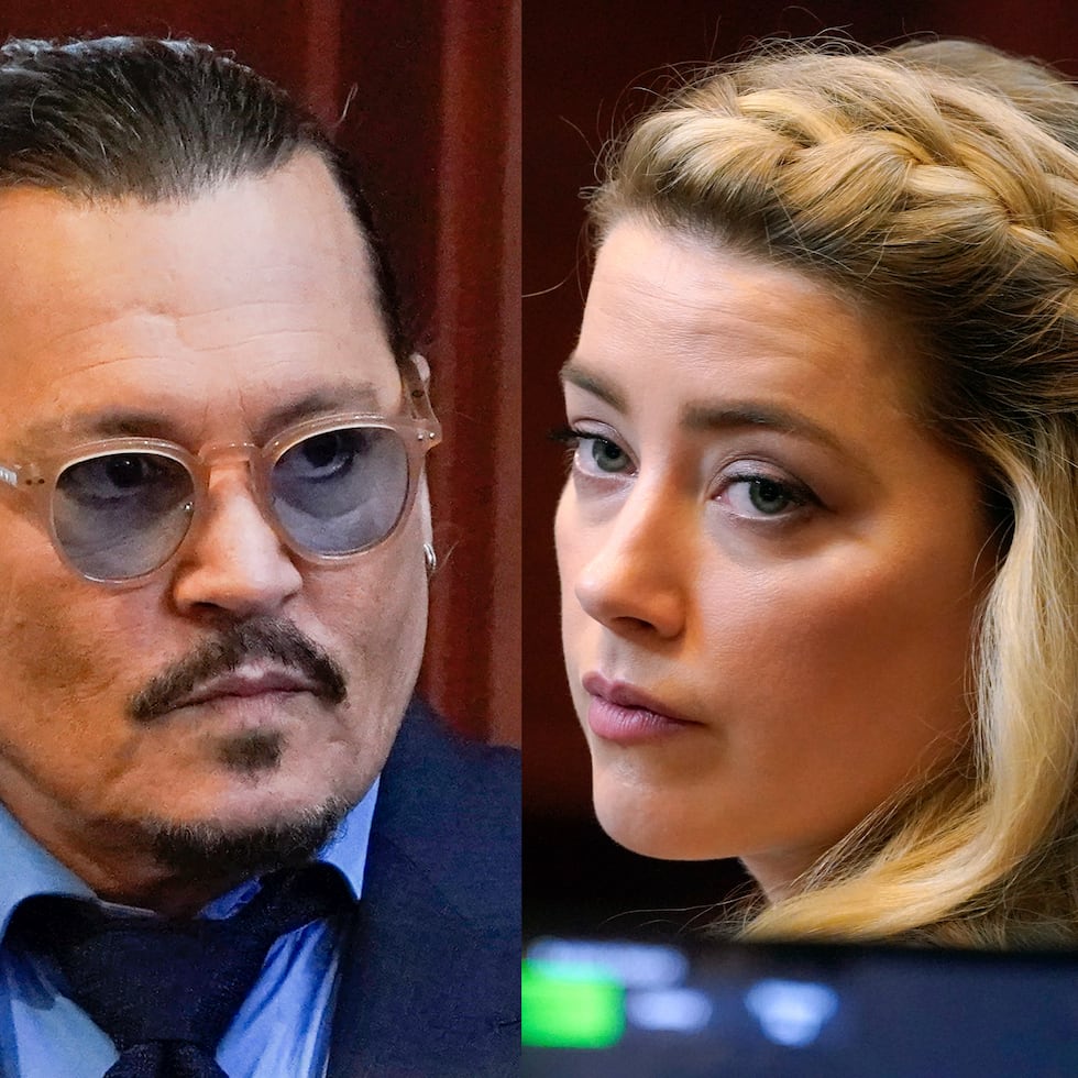 En esta combinación de fotos, el actor Johnny Depp, izquierda, y Amber Heard durante la presentación de argumentos finales del juicio de la demanda por difamación de Depp contra Heard en la Corte de Circuito del Condado de Fairfax, en Fairfax, Virginia, el 27 de mayo de 2022. Depp demandó a Heard por un artículo de opinión publicado en diciembre de 2018 en el Washington Post en el que la actriz se describió a sí misma como “una figura pública que representa el abuso doméstico”. (Foto AP/Steve Helber, Pool)