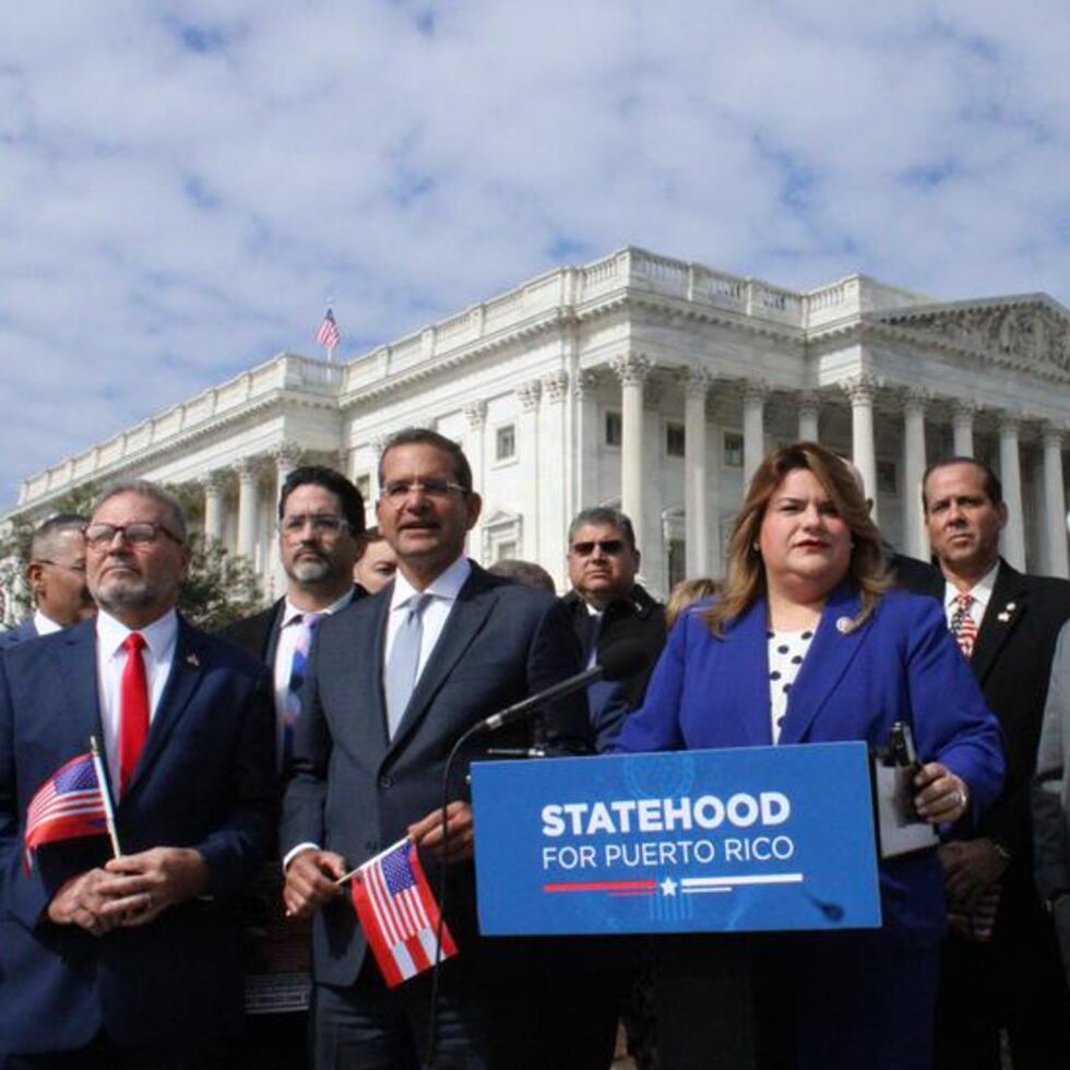 The resident commissioner, Jenniffer González Colón, along with Governor Pedro Pierluisi and federal legislators in Washington DC. (Diego Ramos Bechara)