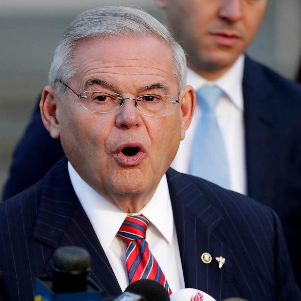 El senador demócrata Bob Menéndez, de Nueva Jersey, habla en conferencia de prensa afuera de una corte en Newark en noviembre pasado. (AP)