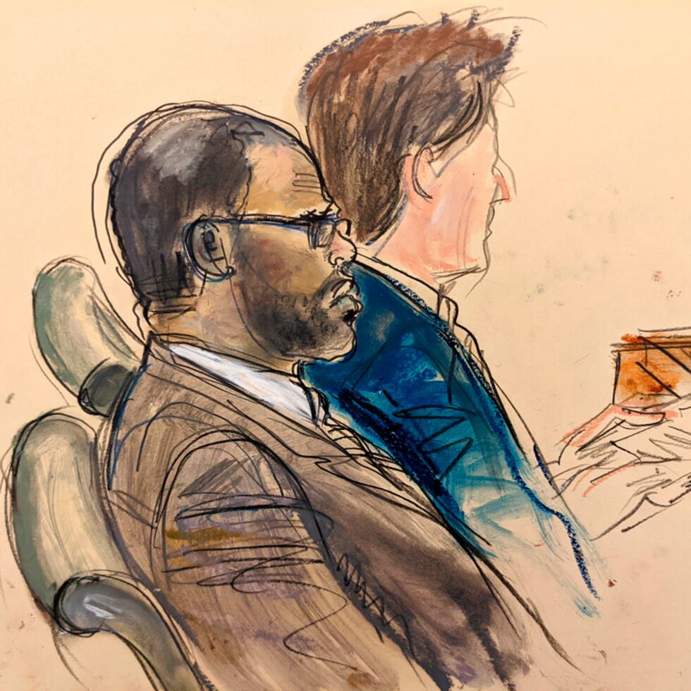 En este boceto realizado a partir de un monitor de video de una sala de tribunal en Brooklyn, el acusado R. Kelly, a la izquierda, durante el día de apertura de su juicio por acusaciones de abuso sexual el miércoles 18 de agosto de 2021 en Nueva York.