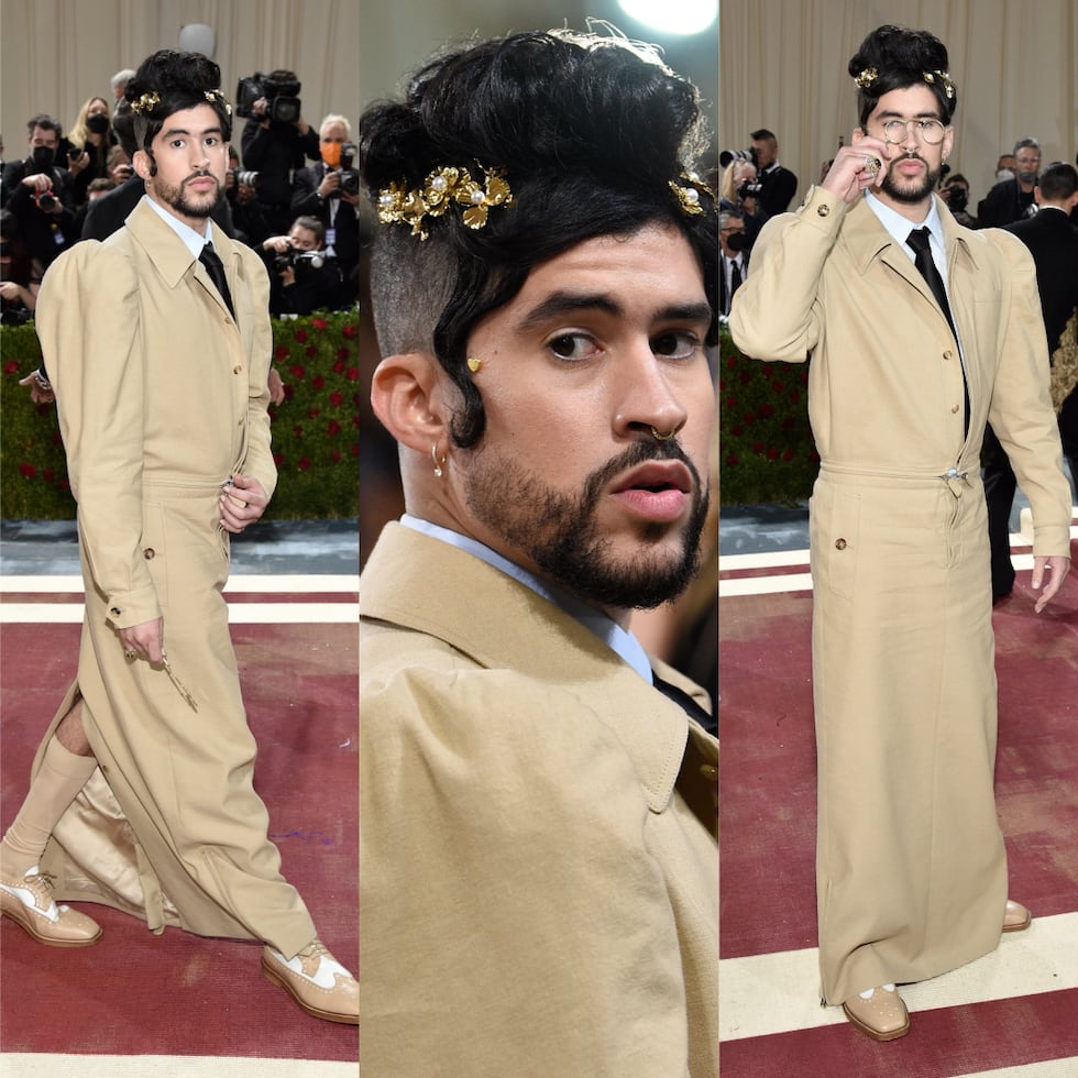 Bad Bunny desfila en el MET Gala en Nueva York con un diseño de Burberry.