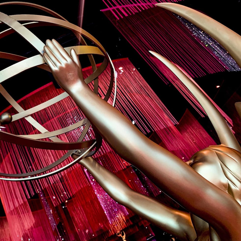 Primer plano del galardón de los premios Emmy, una ceremonia televisiva que este año obtuvo un gran índice de audiencia.