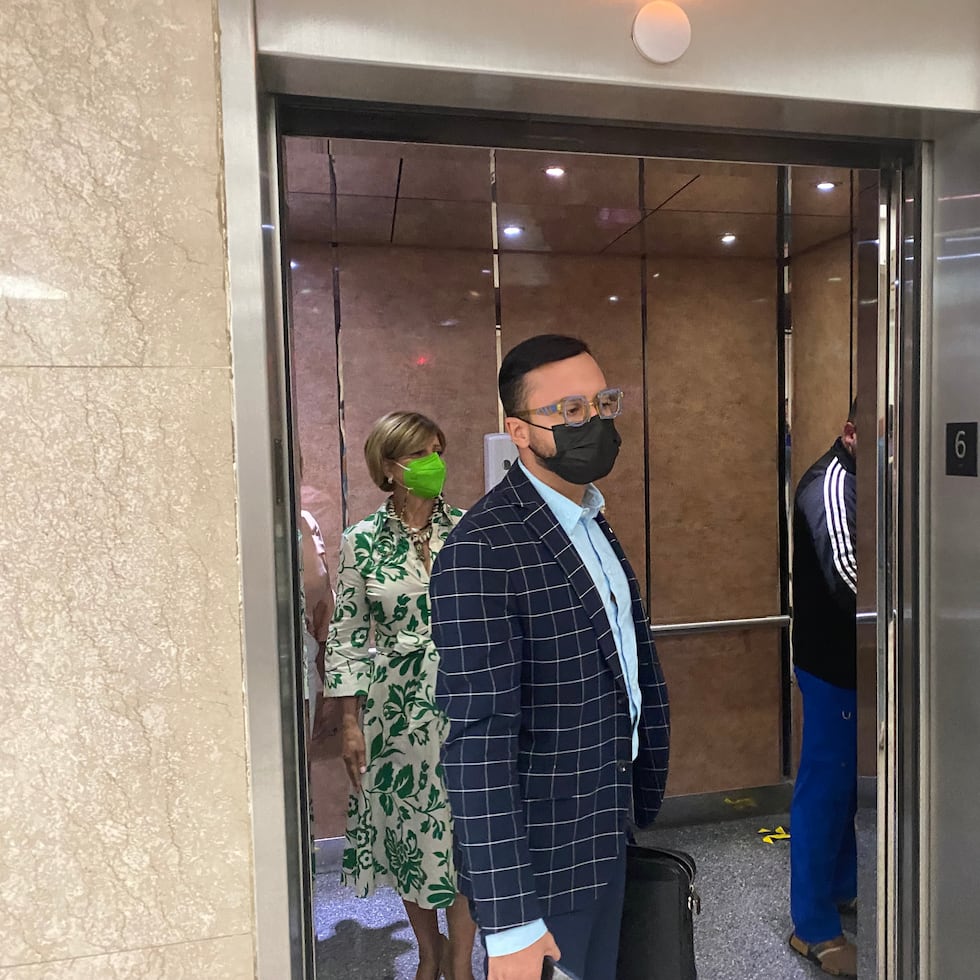 Sandra Torres López, atrás en el elevador, a su salida del Centro Judicial de San Juan.