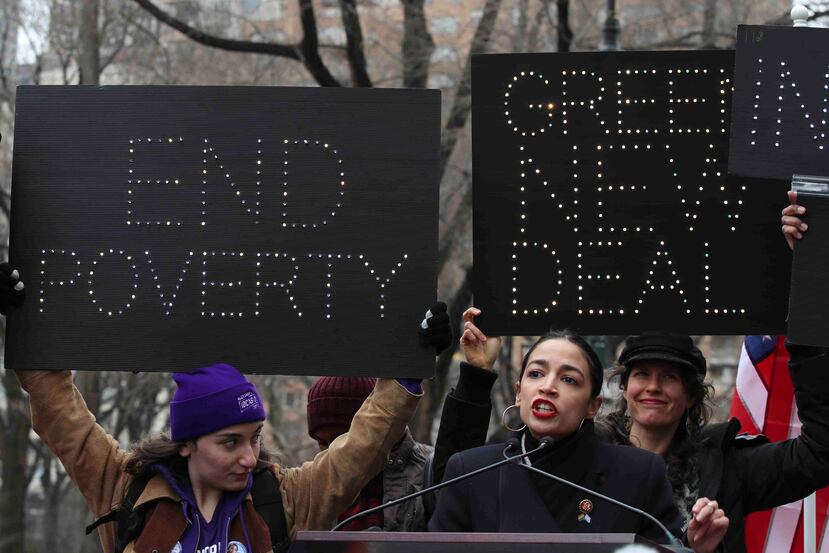 La congresista de padre puertorriqueños Alexandria Ocasio-Cortez hable en Nueva York durante la Alianza de la Marcha de las Mujeres.