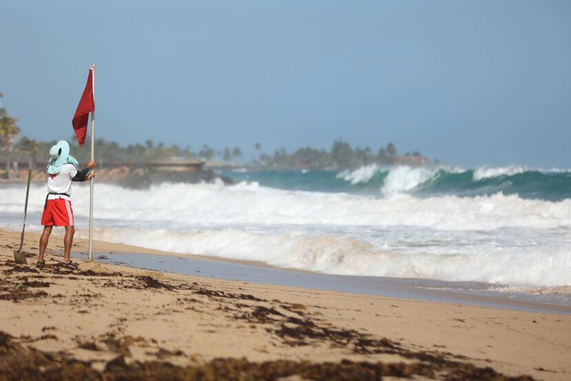 Fuerte oleaje producido por una marejada del norte. Foto tomada desde la playa en Condado el sábado 11 de marzo de 2023.