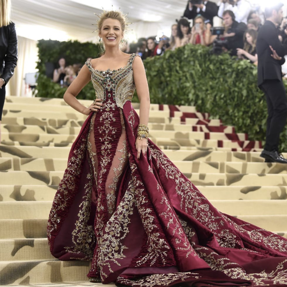 2018 - Para el tema de la Met Gala -que ese año tuvo como tema “Heavenly Bodies: Fashion and the Catholic Imagination”- Lively lució un impresionante vestido de Atelier Versace con corpiño bordado con rubíes, oro y esmeralda combinado con una falda color borgoña con aplicaciones. 