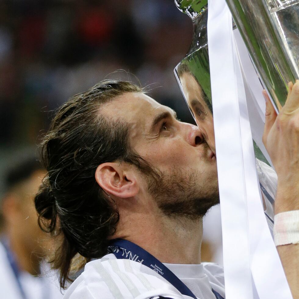 Gareth Bale besa el trofeo de la Liga de Campeones el 28 de mayo de 2016, luego que el Real Madrid venciera al Atlético de Madrid en la final en Milán.