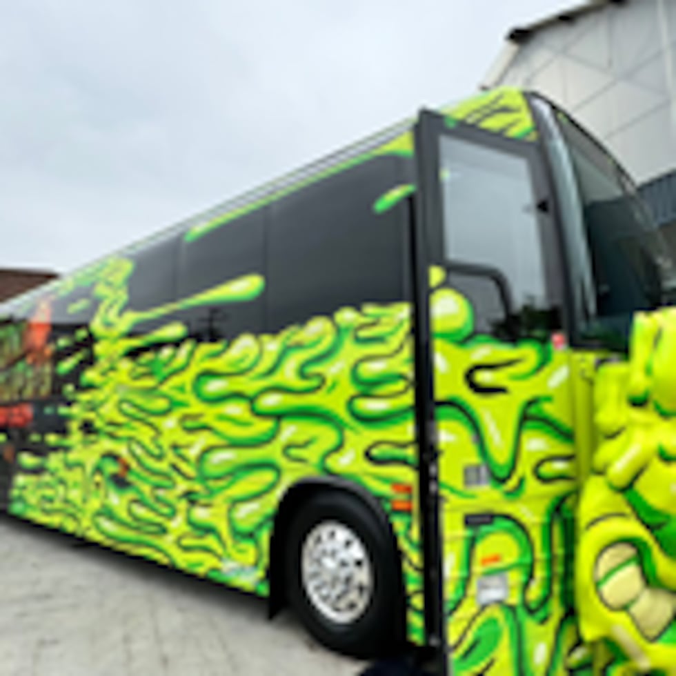 ¿Eres fanático de Feid? Así es el autobús inspirado en el cantante que estará disponible en Airbnb