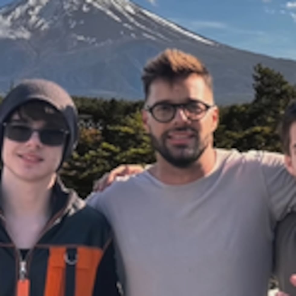 El asombroso parecido físico entre Ricky Martin y sus gemelos brilla durante su viaje a Japón