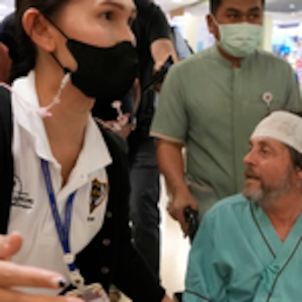 Varios heridos del vuelo de Air Singapur necesitan cirugía en la columna, según hospital