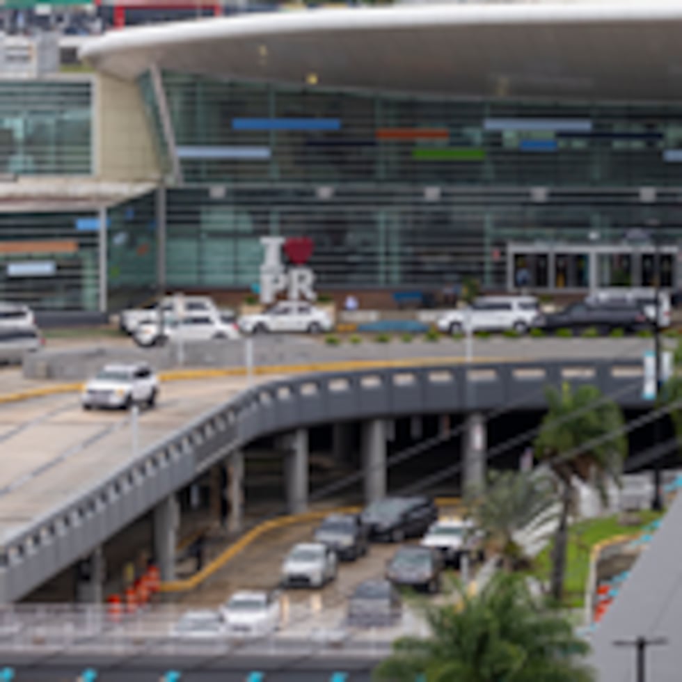 Llenos los estacionamientos del aeropuerto Luis Muñoz Marín