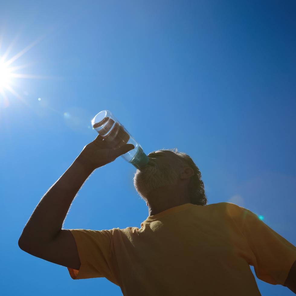 Se recomienda una ingesta mayor de agua ante el calor extremo para evitar la deshidratación.