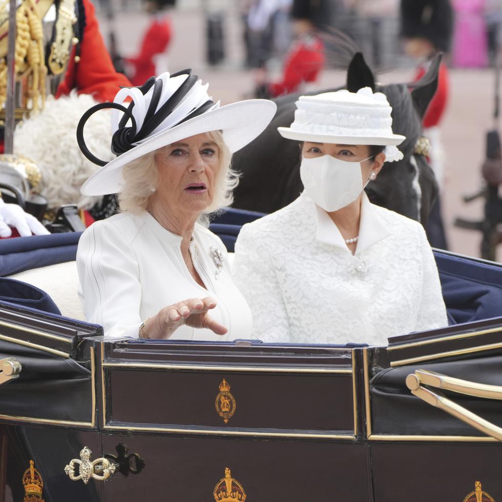 El rey Carlos de Inglaterra y la reina Camilla (a la izquierda) dieron el martes la bienvenida a Londres al emperador Naruhito de Japón y a su esposa, (a la derecha) marcando el inicio de una visita de Estado de tres días que incluye un desfile militar, una procesión en carruaje y un banquete de Estado.