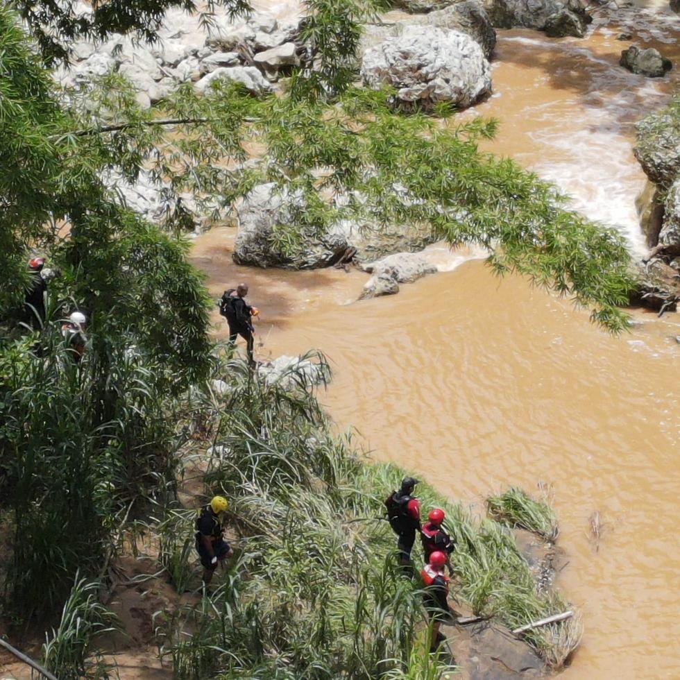 Varios rescatistas que participaban de la búsqueda de una mujer de 23 años que fue arrastrada por la corriente en el río La Planta en Arecibo tuvieron que cambiar a una búsqueda pasiva de cara a las malas condiciones del tiempo.
