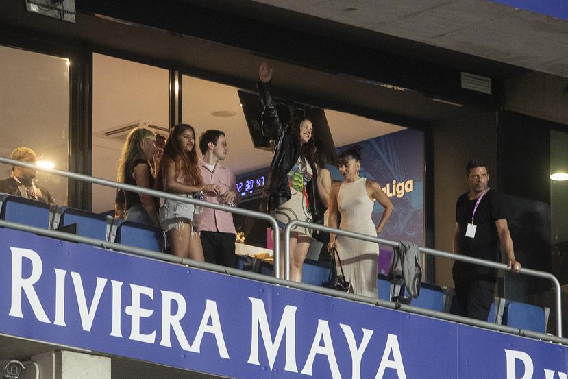 La cantante Rosalía saluda a la grada minutos antes de la actuación de su pareja, el cantante puertorriqueño de música urbana Rauw Alejandro, durante el concierto "Oh My Gol!" que organiza LaLiga celebrado este sábado en el RCDE Stadium, en Barcelona.