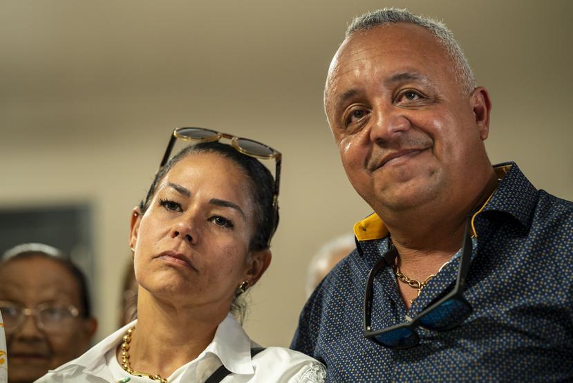 Tahiry López y Hector Pacheco, padres de la joven atleta, durante el velatorio en Yauco.