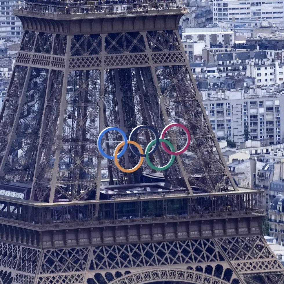 Los anillos olímpicos decoran la Torre Eiffel en París, Francia.